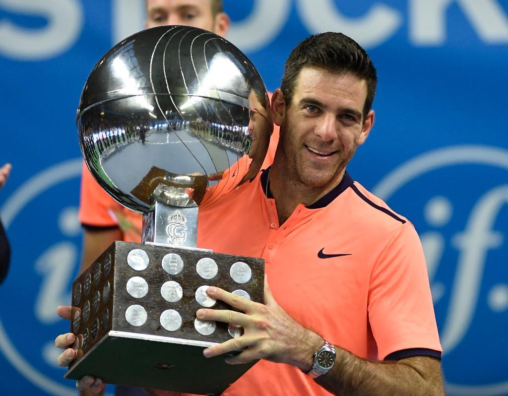 Jan Martin del Potro med Stockholm Open-pokalen. (Foto: Jonas Ekströmer/TT)