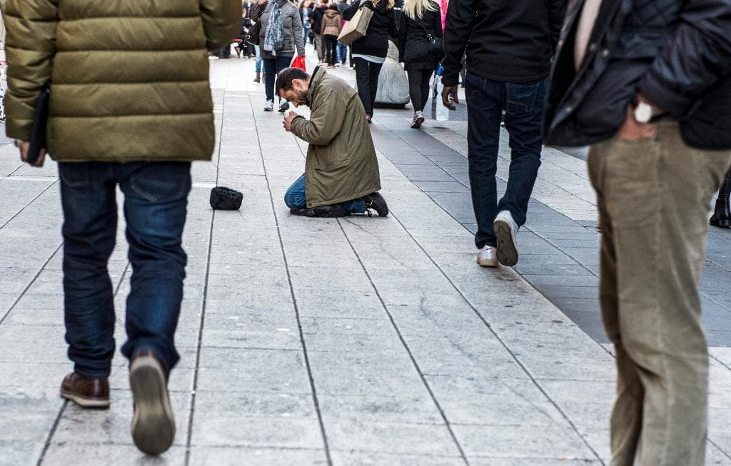 En tiggare på Drottninggatan i Stockholm. (Foto: Lars Pehrson/SvD/TT-arkivbild)