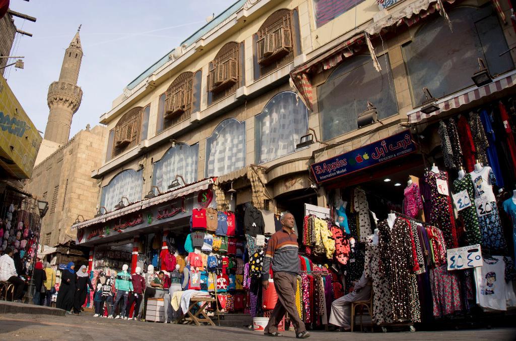 Internationella valutafonden godkänner ett lån på sammanlagt 12 miljarder dollar till Egypten som befinner sig i djup ekonomisk kris. (Foto: Amr Nabil/AP/TT)