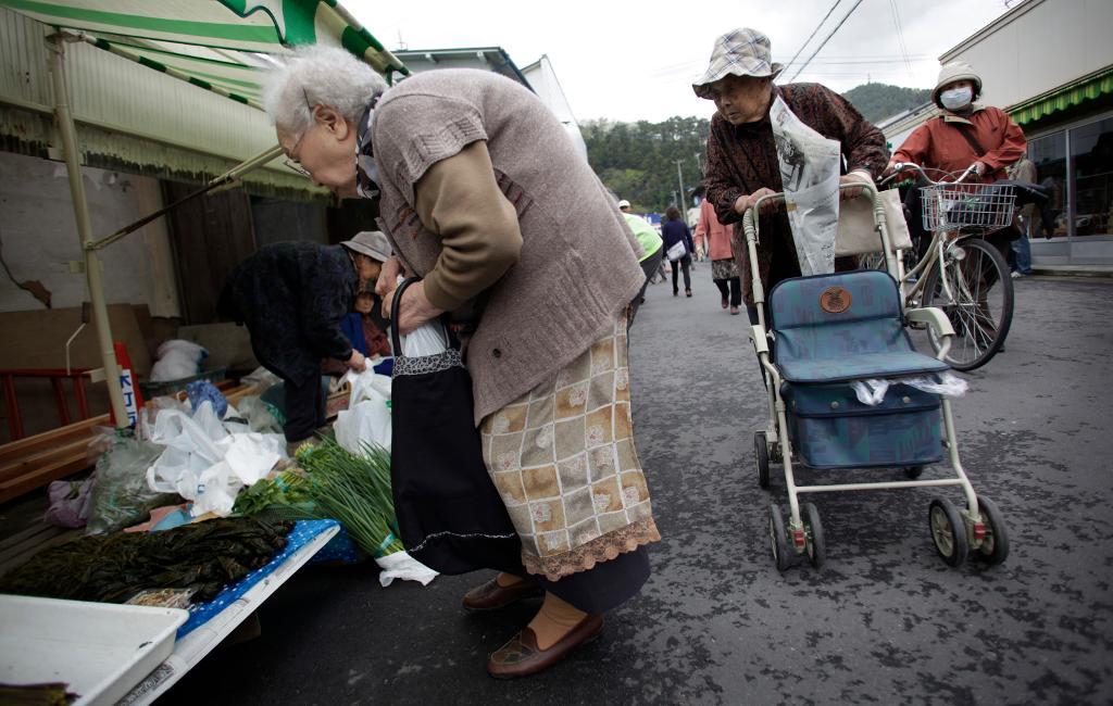 Den japanska staden Iruma erbjuder gratis självhäftande QR-koder som kan fästas på äldre dementas naglar så de kan identifieras om de går vilse. (Foto: Junji Kurokawa)