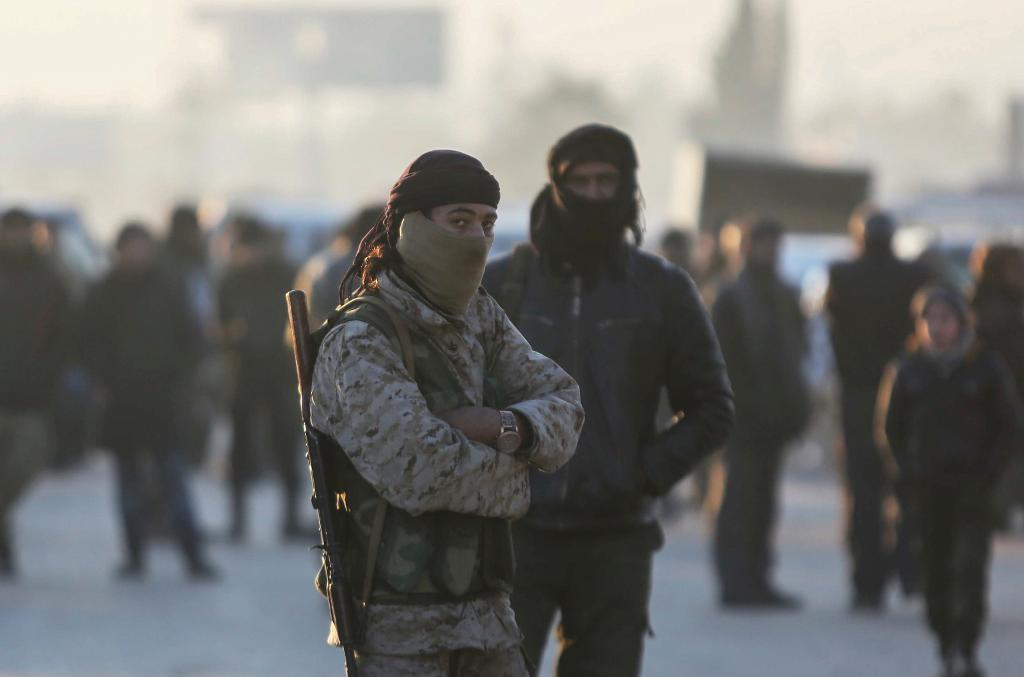 Syriska rebeller som har evakuerats från Aleppo till närliggande Idlib. (Foto: STR/AP/TT)