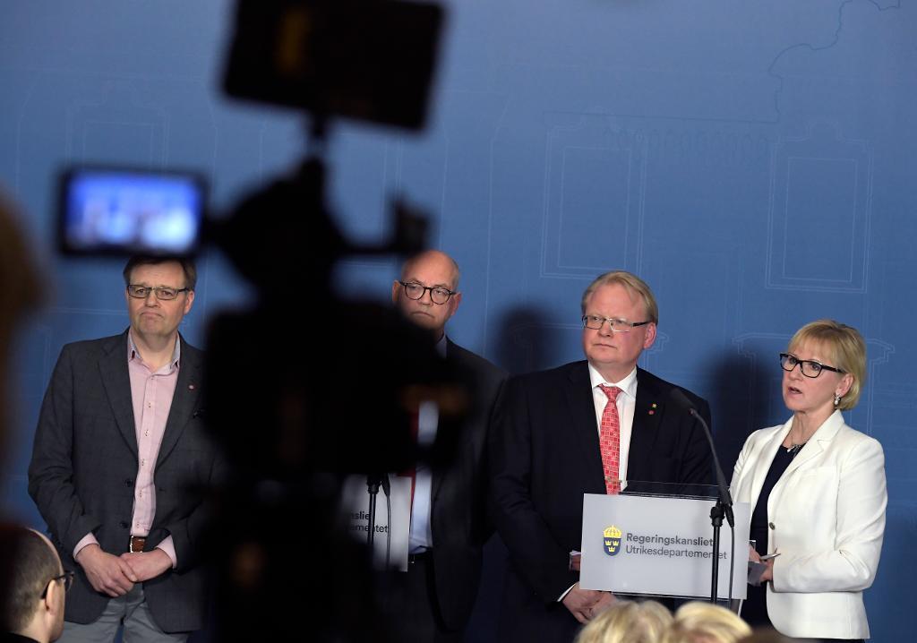 Björn Jansson (S), regionstyrelsens ordförande på Gotland, Per-Ola Mattsson (S), kommunstyrelsens ordförande i Karlshamn, försvarsminister Peter Hultqvist (S) och utrikesminister Margot Wallström (S) hade på tisdagen ett möte med efterföljande pressträff om gasledningsprojektet Nord Stream 2. (Foto: Janerik Henriksson/TT)