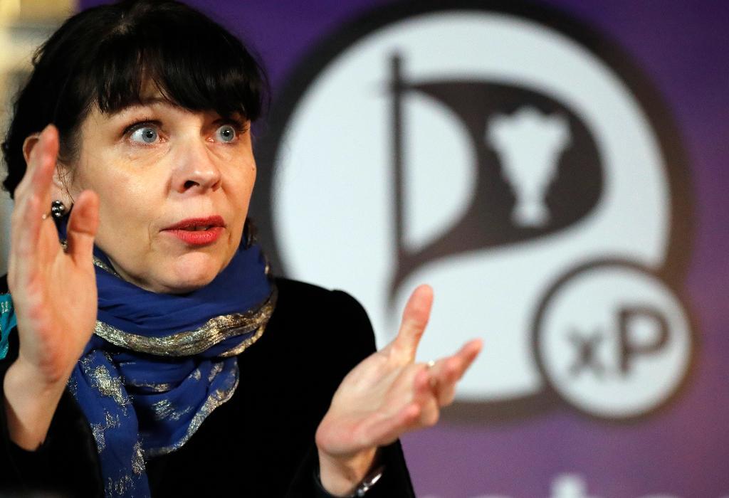 Birgitta Jónsdóttir, ledare i det isländska Piratpartiet, får nu uppdraget att försöka bilda en regering. Tidigare har de två största partierna misslyckats med uppgiften. Arkivbild. (Foto: Frank Augstein/AP/TT)
