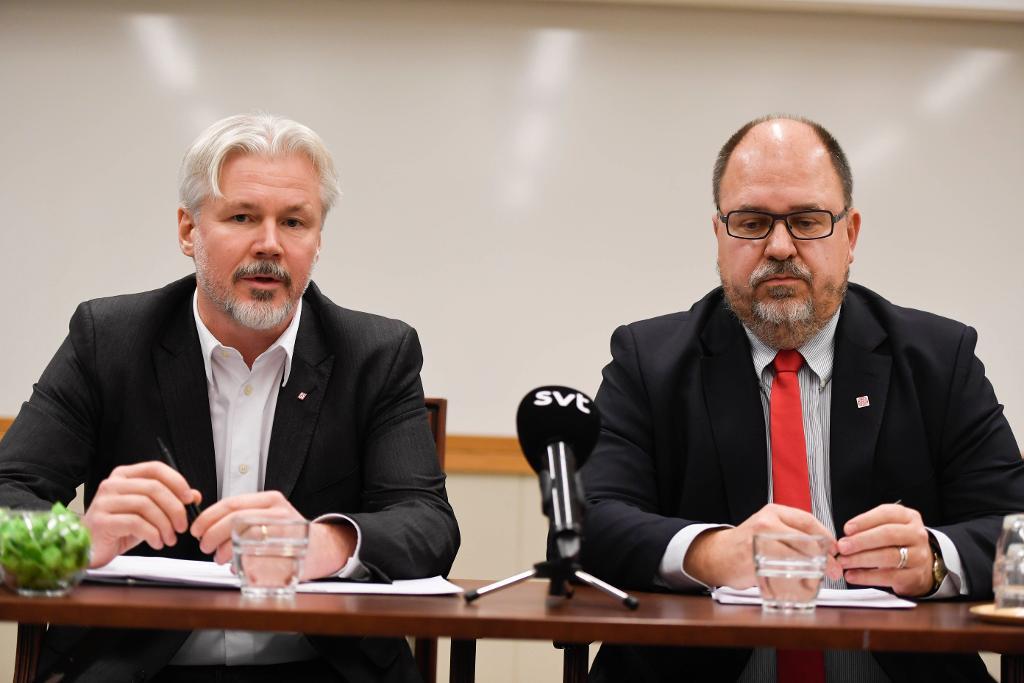 LO:s avtalssekreterare Torbjörn Johansson och ordförande Karl-Petter Thorwaldsson träffar pressen med anledning av de avbrutna samtalen med Svensk Näringsliv om etablering för nyanlända. (Foto: Pontus Lundahl/TT)