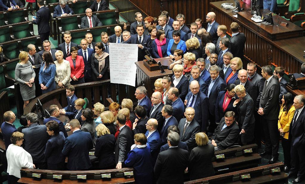 Polska oppositionspolitiker listar tio angrepp på det fria samhället som de anser att landets styrande parti Lag och rättvisa (PIS) ligger bakom. (Foto: Alik Keplicz)