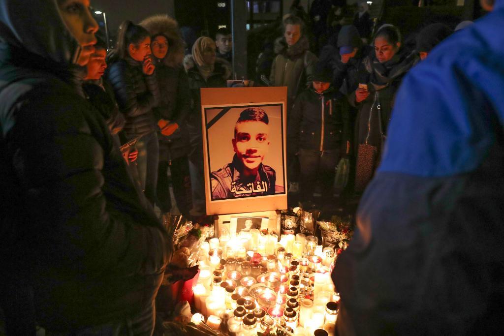 Dagen efter mordet samlades hundratals människor i Rosengård för att hedra den mördade 16-åringen. I dag hålls en manifestation utanför stadshuset i Malmö.   (Foto: Andreas Hillergren/TT-arkivbild)