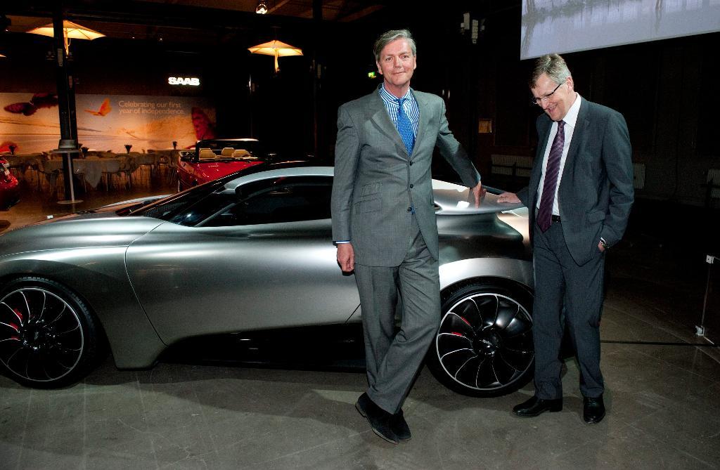 Victor Muller och Jan Åke Jonsson på presskonferensen i april 2011 där Saab Automobiles ledning lovade att bilmärket inte skulle försvinna. Båda är åtalade för grovt svindleri i rättegången om misstänkta ekobrott som nu börjar i Vänersborg. (Foto: Pontus Lundahl / TT)