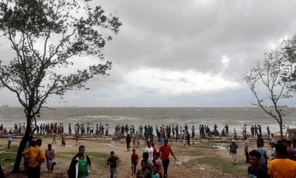 Mer än 80 personer dödades av blixtnedslag när en tropisk storm drog in över Bangladesh i mitten av maj. Nu ska regeringen plantera en miljon palmer för att minska antalet omkomna i blixtnedslag.  (Foto: A.M. Ahad/AP/TT)