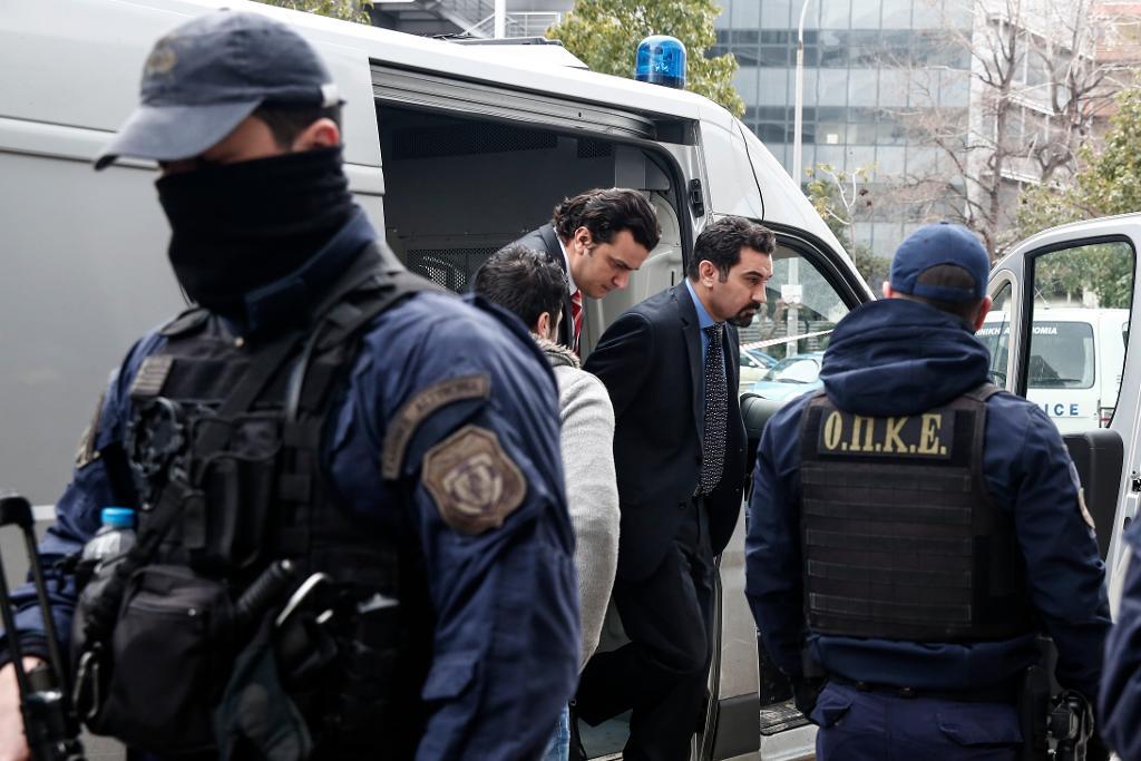 Före detta turkiska militärer på väg till den största rättegången hittills med anledning av sommarens kuppförsök i Turkiet. (Foto: Yorgos Karahalis/AP/TT)