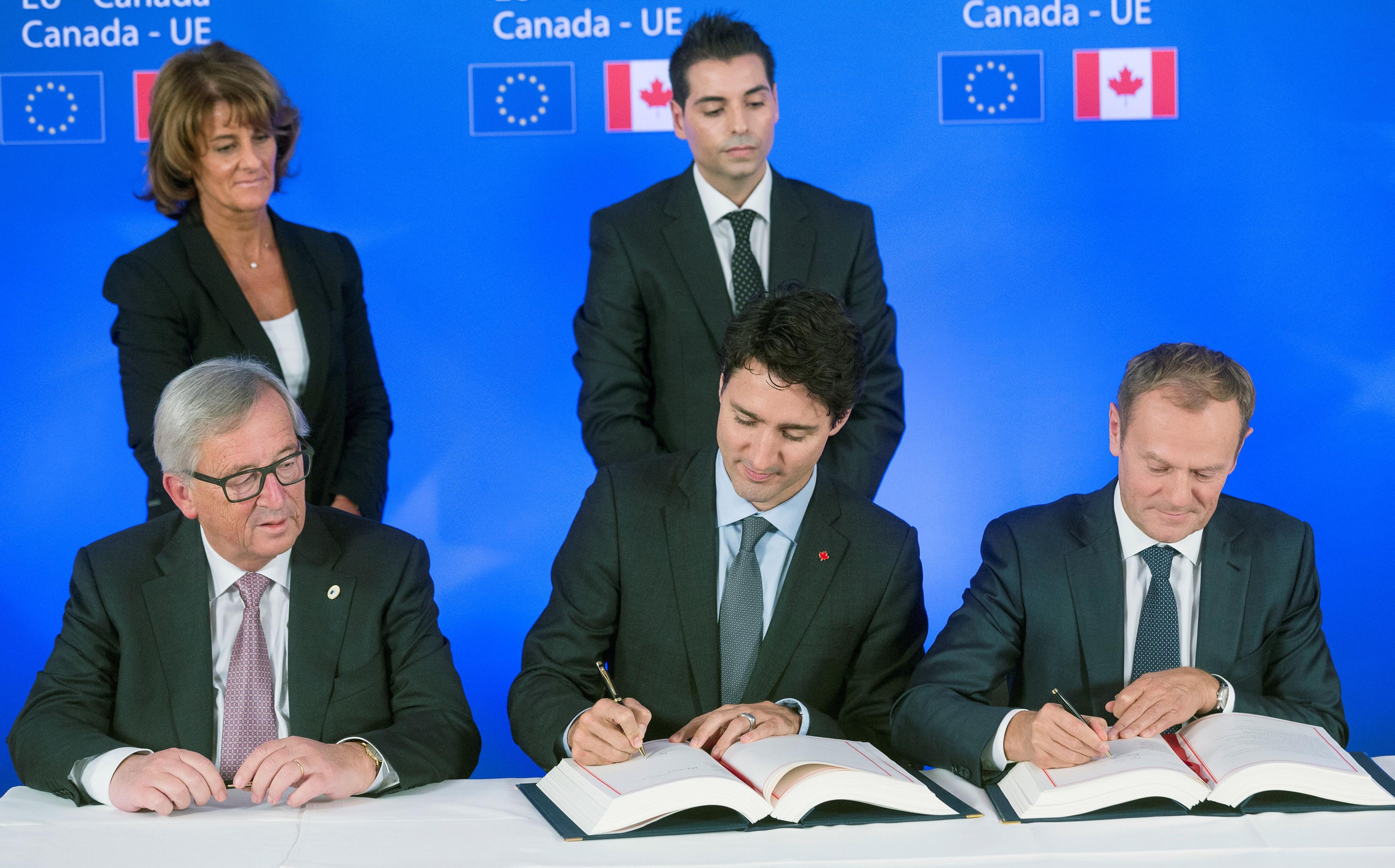 CETA-avtalet skrevs under i Bryssel 30 oktober 2016. Innan det kan träda i kraft ska Europaparlamentet rösta. Europaparlamentets ordförande Jean-Claude Juncker ser på när Kanadas premiärminister Justin Trudeau och ordförande för Europeiska rådet, Donald Tusk skriver på CETA-avtalet, Comprehensive Economic and Trade Agreement.
(Foto: Thierry Monasse/AFP/Getty Images)