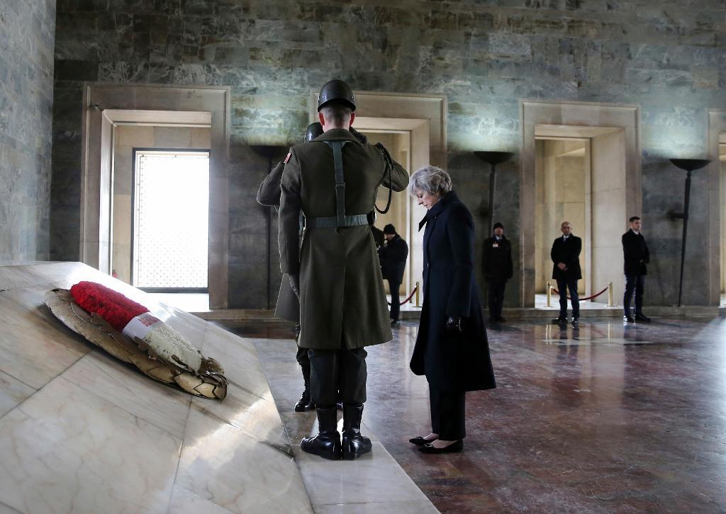 Storbritanniens premiärminister Theresa May besökte bland annat Mustafa Kemal Atatürks, Turkiets landsfaders, mausoleum vid sitt besök i Ankara. (Foto: Rasit Aydogan/AP/TT)