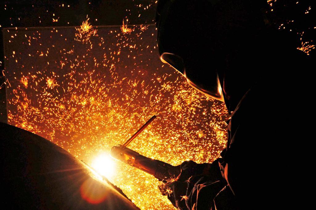 Inköpschefsindex, som speglar konjunkturen inom industrin, sjönk något i Kina i januari. (Foto: AP/TT-arkivbild)