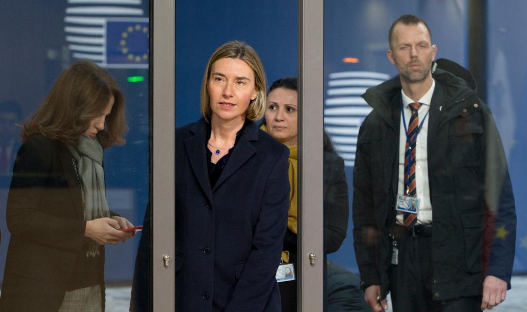 På väg in till dagens utrikesministermöte i Bryssel var EU:s utrikeschef Federica Mogherini tydlig med att EU inte tänker vika sig när det gäller synen på kriget i östra Ukraina. (Foto: Virginia Mayo)