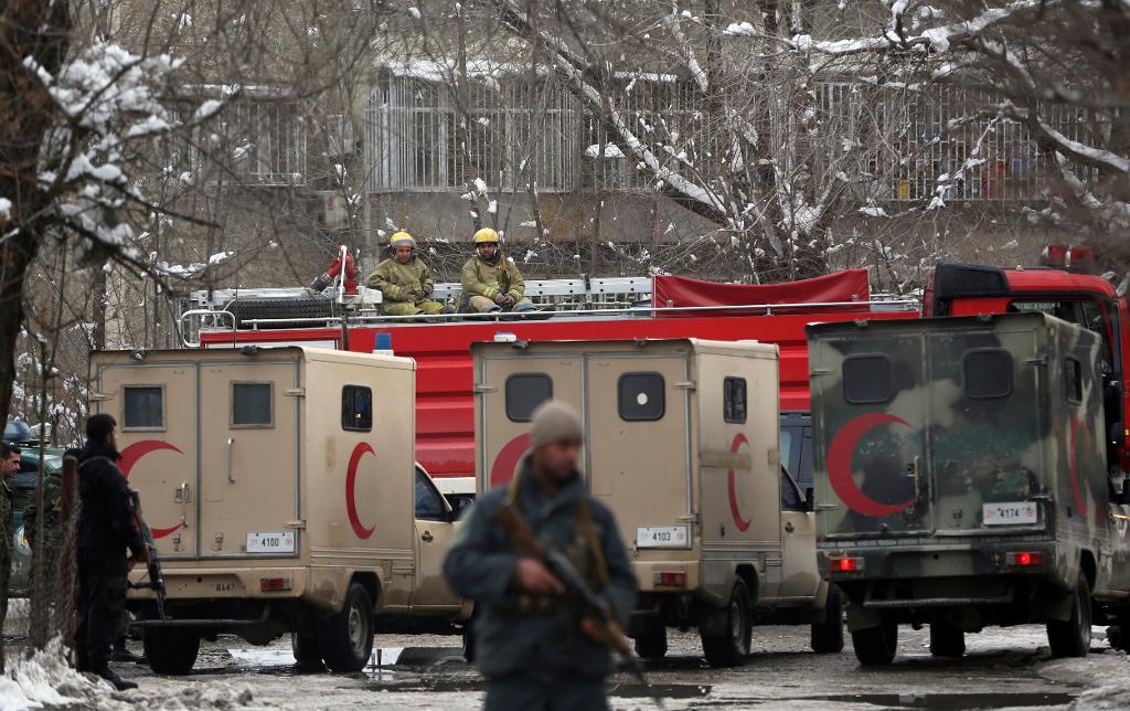 Afghanska säkerhetsstyrkor och räddningstjänst utanför Högsta domstolen i Kabul efter attentatet.
(Foto: Massoud Hossaini/AP/TT)