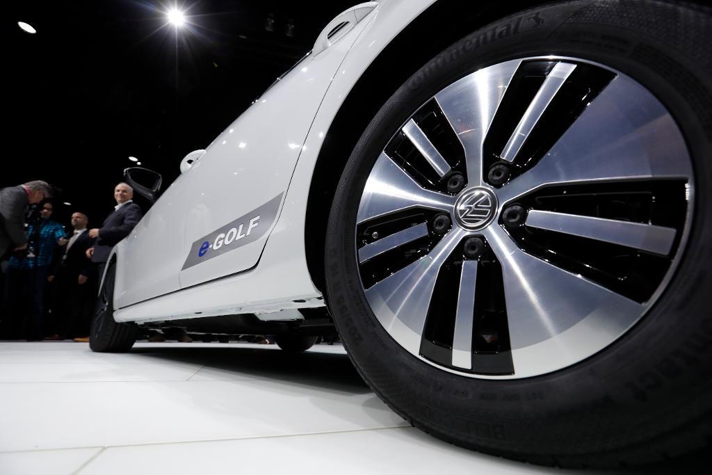 Den avgasfria E-Golfen, numera en av Norges populäraste bilar. Bild från Los Angeles bilmässa i november. Foto: Chris Carlson/AP/TT