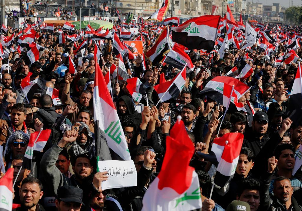 Gatorna sjuder av missnöje i Bagdad, där anhängare till den religiöse ledaren Muqtada al-Sadr har samlats för flera protester den senaste tiden.  Foto: Karim Kadim/AP/TT