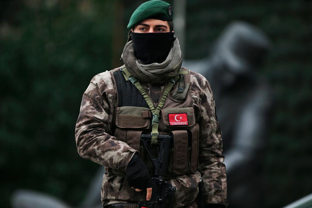 Turkisk polis. Bilden är tagen i samband med gripandet av den uzbekiska mannen i mitten av januari.   Foto: Lefteris Pitarakis/AP/TT-arkivbild)
