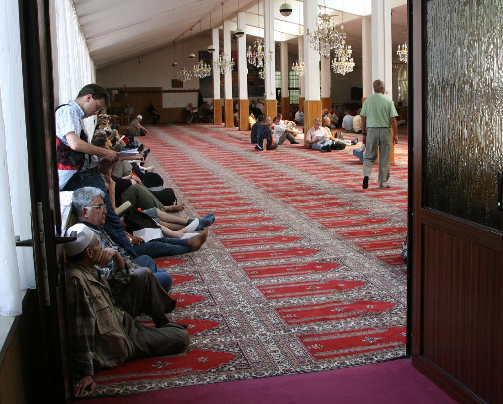 Moskébesökare i tyska Köln. Personerna på bilden har inget med artikeln att göra.  Foto: Hermann J. Knippertz/AP/TT-arkivbild