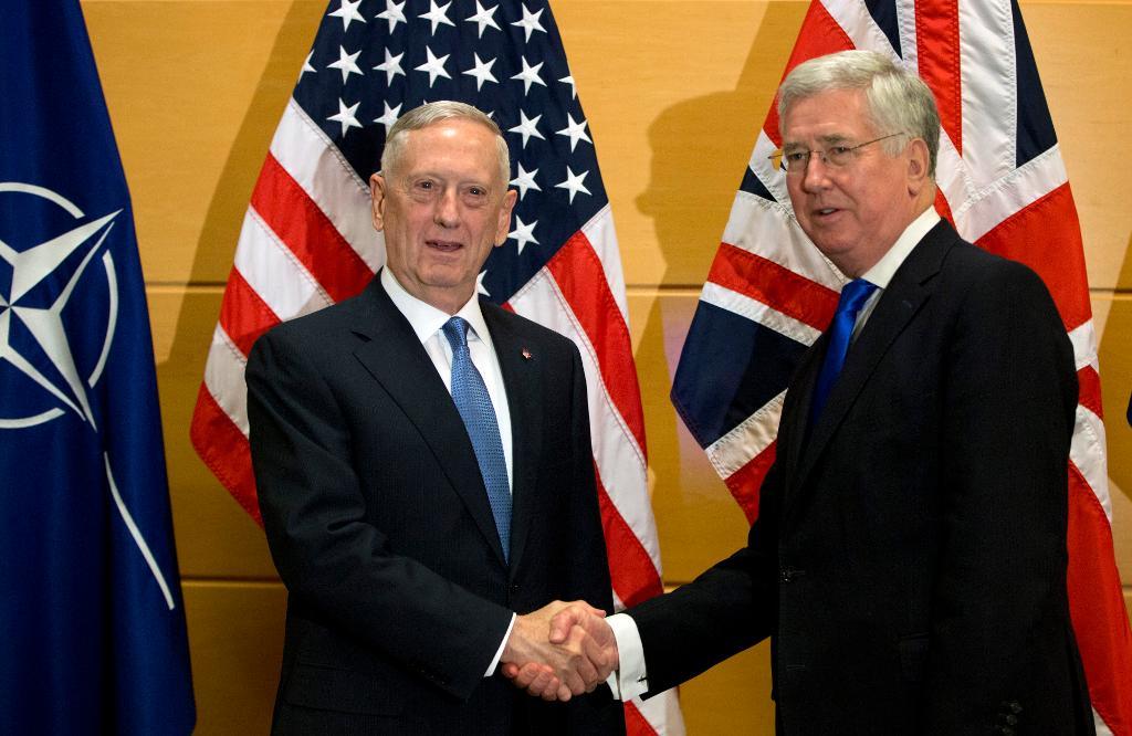 USA:s försvarsminister James Mattis (till vänster) skakar hand med den brittiske försvarsministern Michael Fallon under Natomötet i Bryssel.  Foto: Virginia Mayo