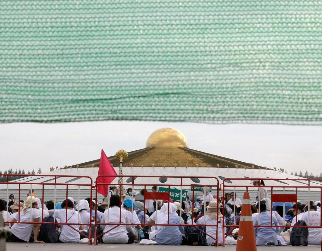 Munkar utanför templet Dhammakaya vid en tidigare polisinsats i höstas.  Foto: Sakchai Lalit/AP/TT-arkivbild