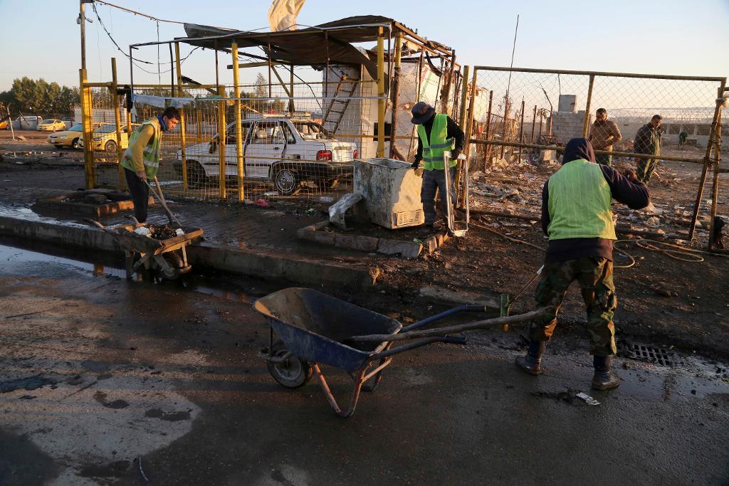 Städning efter självmordsdådet i Bagdad på onsdagen.  Foto: Karim Kadim/AP/TT
