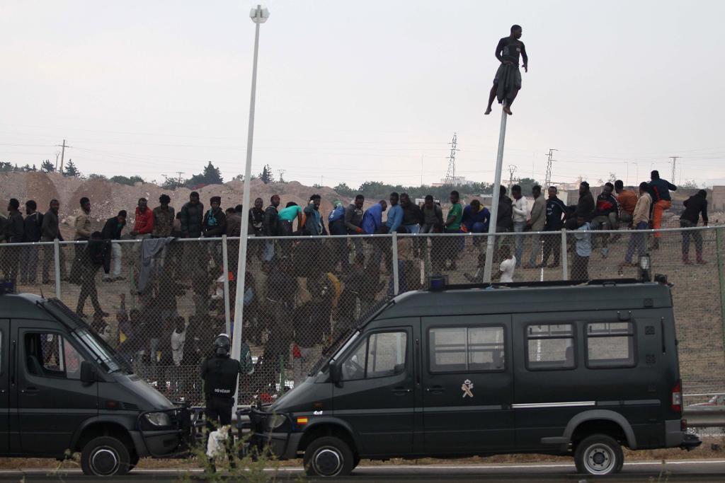 Blodig gränsdramatik hör till vardagen i Spaniens enklaver i Nordafrika.   Foto: Fernando Garcia/AP/TT-arkivbild