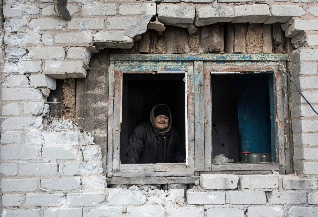 
Förstörelse och strider pågår nästan dagligen. Här Avdiivka i östra Ukraina.   Foto: Evgenij Maloletka/AP/TT-arkivbild