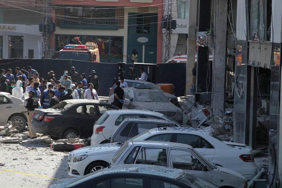 

Räddningspersonal vid platsen för bombdådet i Lahore i Pakistan. Foto: K.M. Chaudary/AP/TT                                                                                        