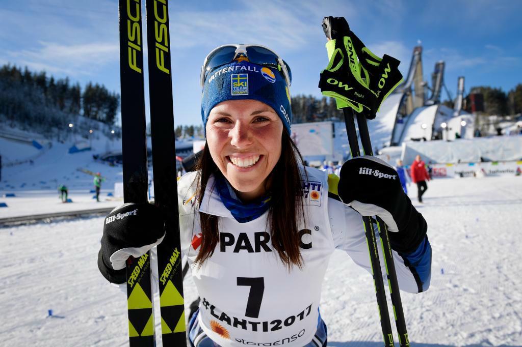 

Charlotte Kalla sken i kapp med solen efter bronset. Foto: Anders Wiklund/TT                                                                                        