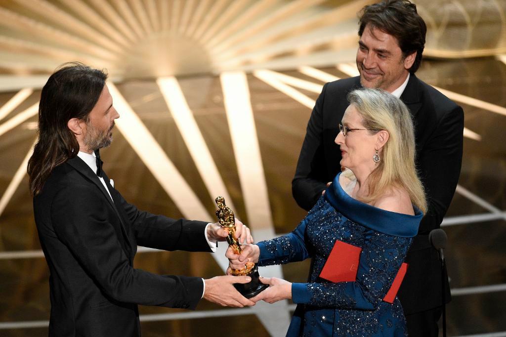 






Linus Sandgren får sin statyett från Meryl Streep.
Foto: Chris Pizzello /AP/TT                                                                                                                                                                                                                                                                                                                    