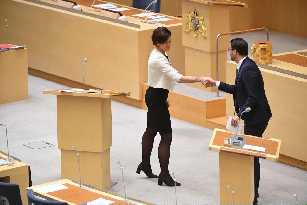 

Många moderata kommunpolitiker är kallsinniga till att samarbeta med Sverigedemokraterna, enligt SVT Nyheters enkät. På bilden partiledarna Anna Kinberg Batra (M) och Jimmie Åkesson (SD) vid partiledardebatten i riksdagen i januari.  Foto: Fredrik Sandberg /TT-arkivbild                                                                                        