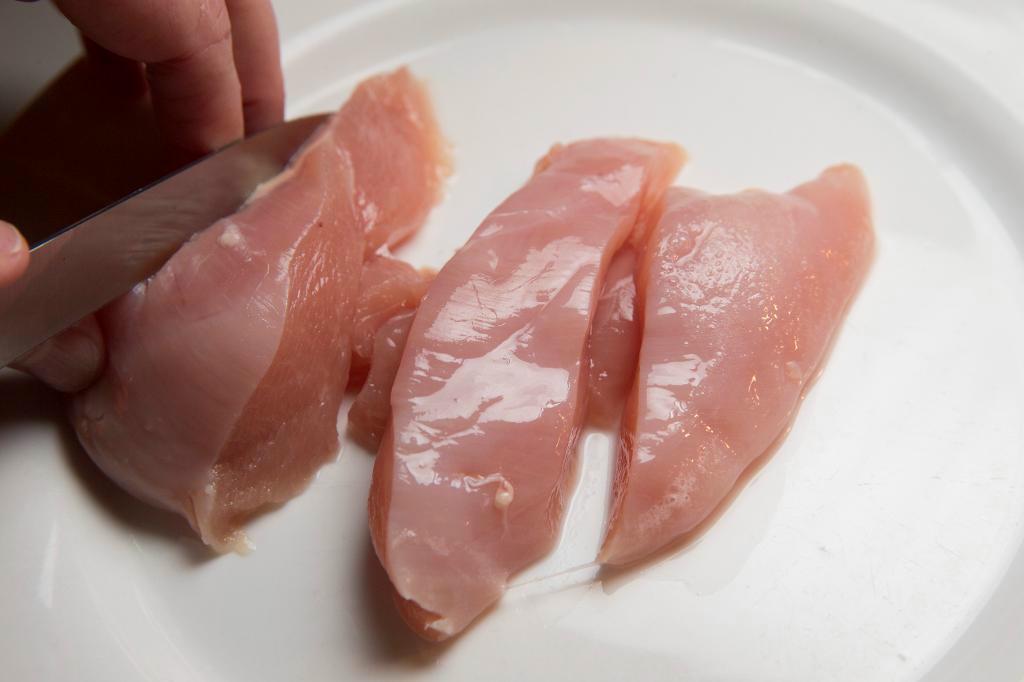 

Det är svensk färsk kyckling som orsakat att många fler blivit sjuka av campylobacter senaste året.  Foto: Terje Bendiksby/NTB Scanpix/TT-arkivbild                                                                                        