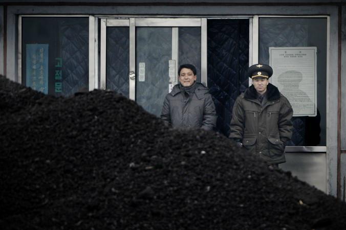 



Två nordkoreaner står vid en kolhög nära floden Yalu i nordöstra Nordkorea. Foto: Wang Zhao/AFP/Getty Images                                                                                                                                                                                