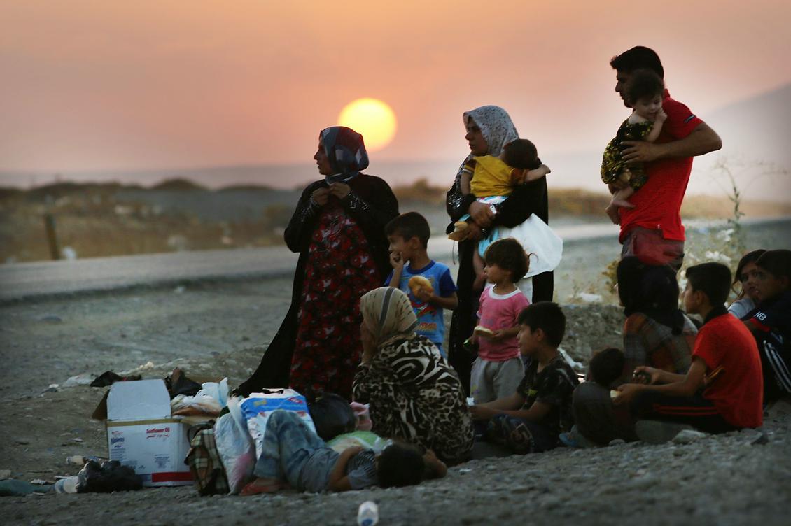 



Enligt hjälporganisationer har 26 000 invånare flytt ur staden. Utanför staden erbjuds marken att sova på. Foto: Spencer Platt /Getty Images                                                                                                                                                                                