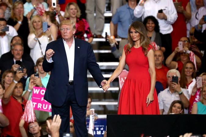 

President Donald Trump och hans fru Melania under ett kampanjmöte på AeroMod International hangar på Orlando Melbourne International Airport i Florida den 18 februari 2017. Foto: Joe Raedle/Getty Images
                                                                                        