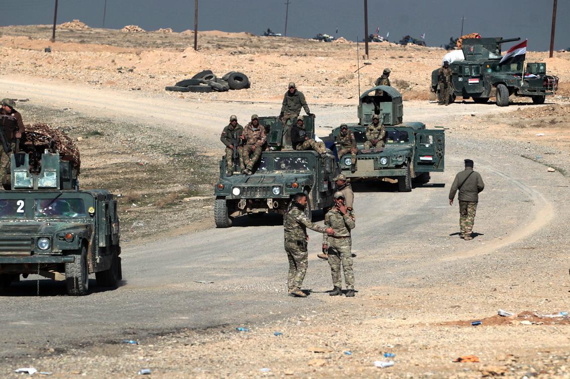 




Irakiska styrkor utanför  byn al-Buseif, söder om Mosul. Enligt irakisk tv håller man nu på att storma den strategiskt viktiga flygplatsen i Mosul. Foto: Ahmad al-Rubaye/AFP/Getty Images)                                                                                                                                                                                                                            