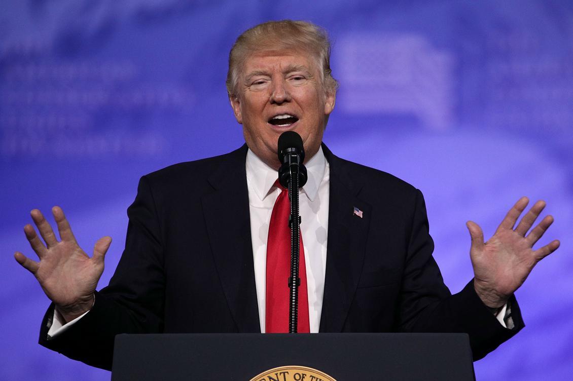 USA:s president Donald Trump fortsätter att kringgå medierna och kommunicera direkt med medborgare genom att uppmana dem att ge sina synpunkter via en webbenkät. Foto: Alex Wong/Getty Images