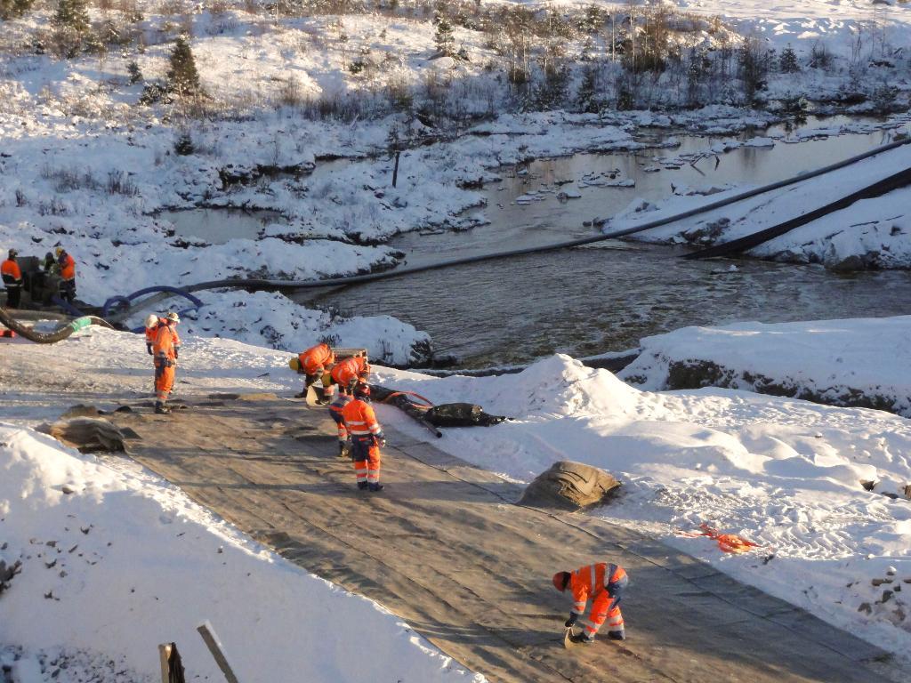 Sjön Kivijärvi förgiftades sedan spillvatten från nickelgruvan i Talvivaara läckt ut i november 2012. Foto: Pekka Moliis/AP/TT