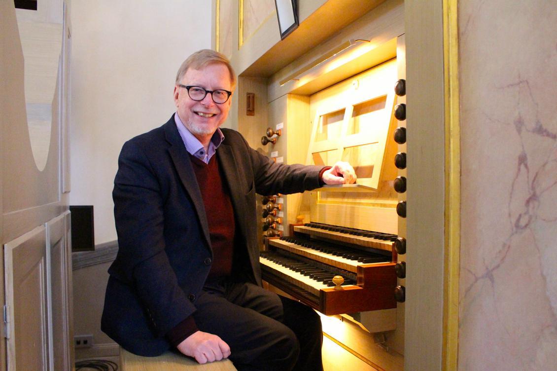 



 
Maria Magdalena kyrkas organist Ralph Gustafsson vid den franska barockorgeln som Ulf Oldaeus ritat. Foto: Susanne W Lamm                                                                                                                                    