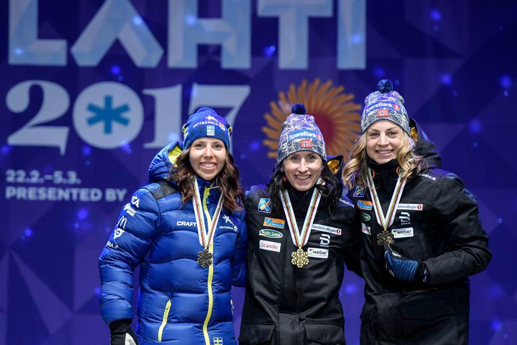 

Charlotte Kalla, till vänster, var stolt över VM-silvret på 10 kilometer klassiskt i Lahtis. Norska suveränen Marit Bjørgen, i mitten, vann och hennes landsmaninna Astrid Uhrenholdt Jacobsen tog brons. Foto: Anders Wiklund/TT                                                                                        