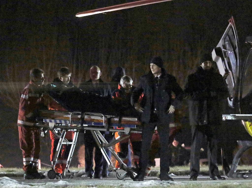 Beata Szydlo förs in i ambulanshelikoptern efter trafikolyckan. Foto: AP/TT
