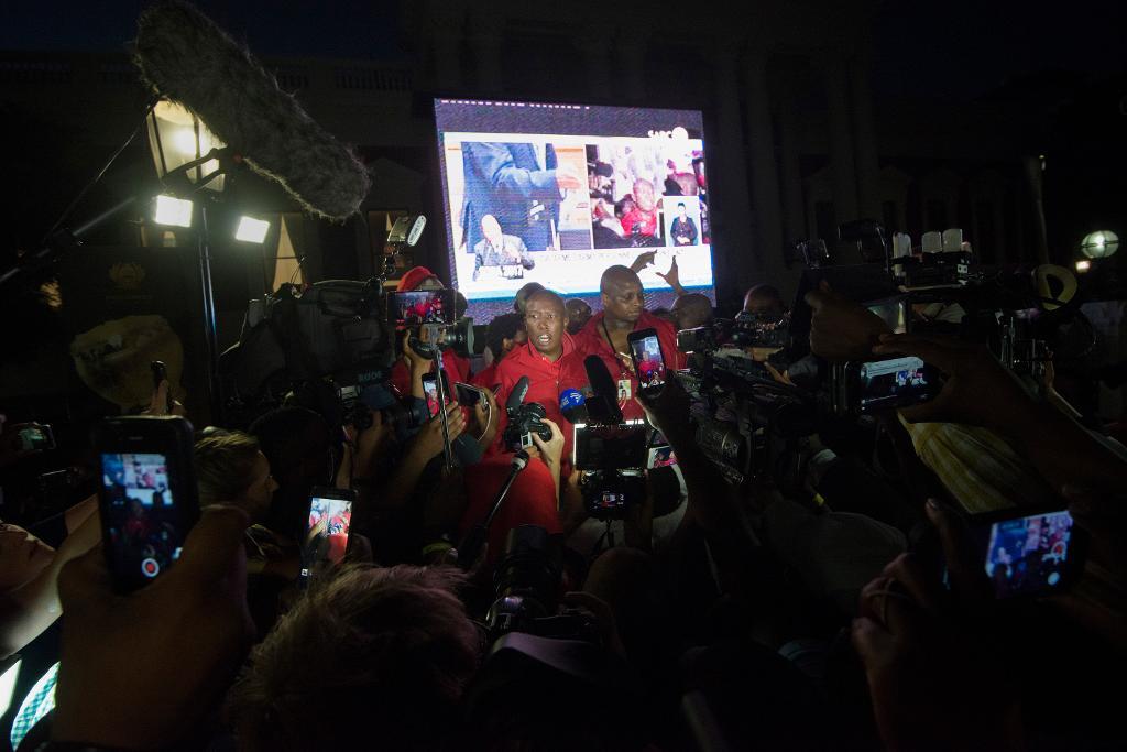 Julius Malema, det vänsterradikala sydafrikanska oppositionspartiet EFF:s ledare, talar med medierna efter att han avlägsnats från parlamentets lokaler. Foto: Rodger Bosch/AP/TT