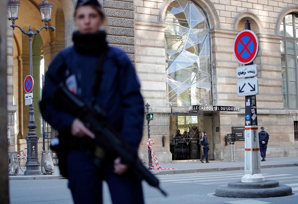 Skottlossningen i fredags inträffade vid ingången till museet Louvren och ledde till utökat säkerhetspådrag. (Foto: Christophe Ena/AP/TT)