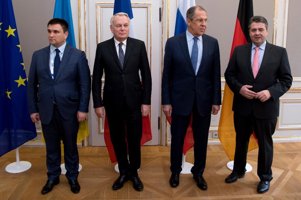 From vänster Ukrainas utrikesminister Pavlo Klimkin, Frankrikes utrikesminister Jean-Marc Ayrault, Rysslands Sergej Lavrov och Tysklands Sigmar Gabriel på säkerhetskonferensen i München i Tyskland. Foto: Sven Hoppe /AP/TT