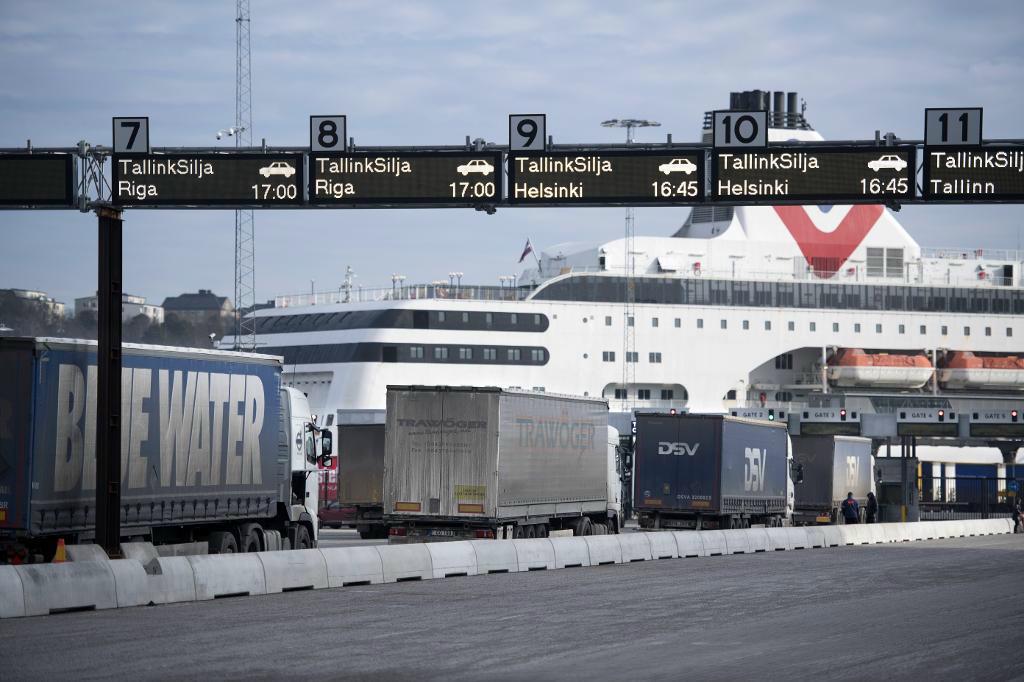 
På Europas vägar rullar fordon från åkerier i många länder - och flera åkerier raggar nu förare i Filippinerna. Facket hävdar att åkare inte borde ha svårt att hitta personal i Europa.  Foto: Fredrik Sandberg /TT-arkivbild                                            