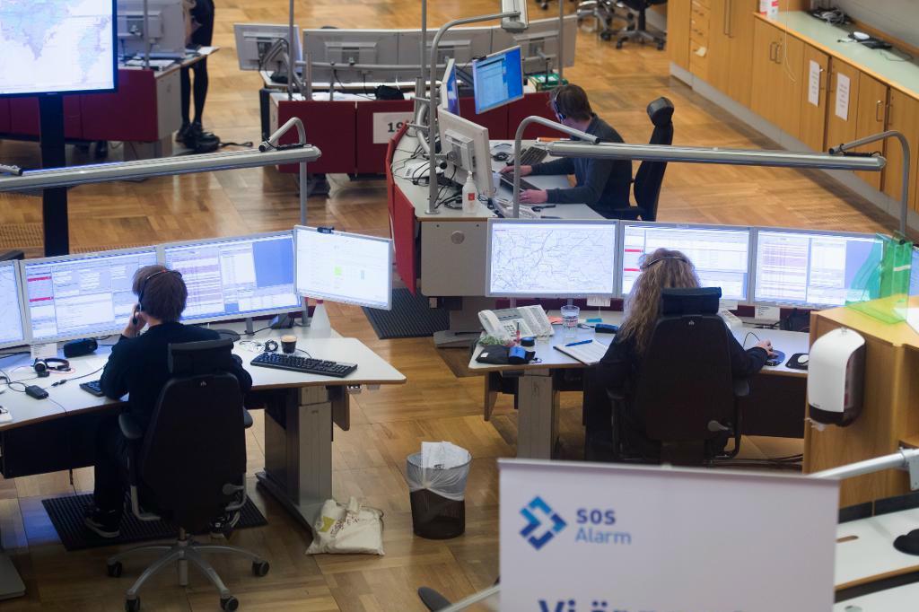 
Operatörer tar emot SOS-samtal. Foto: Fredrik Sandberg/TT-arkivbild                                            