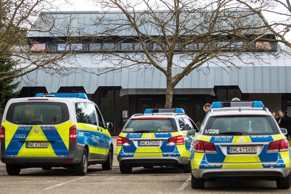 
Polisbilar utanför den sal i Gaggenau där den turkiska justitieministern skulle valtalat. Foto: Christoph Schmidt/AP/TT                                            