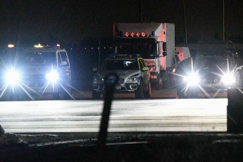 


Polisens bombgrupp på plats på Arlanda. Foto: Johan Nilsson / TT                                                                                                                                    