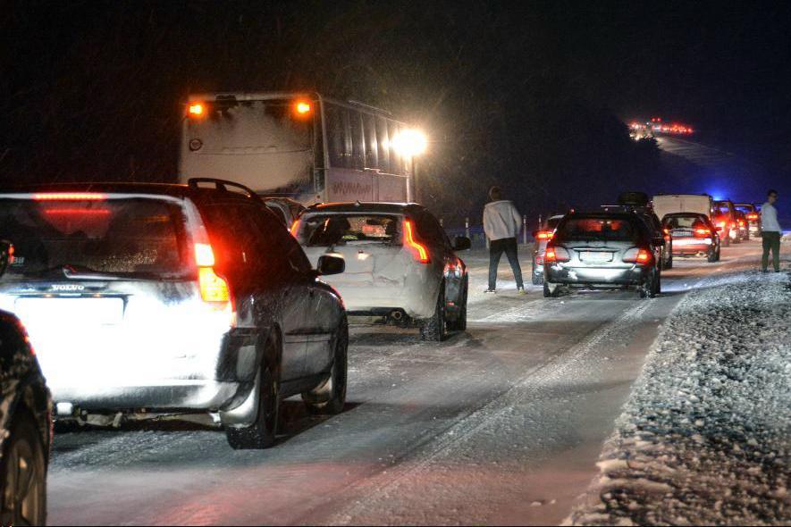 
E6 har efter snöfall och hård vind förvandlats till en isgata. Ett antal lastbilar blockerar vägen och påfarter utanför Stenungsund. Foto: Mikael Berglund/TT                                            