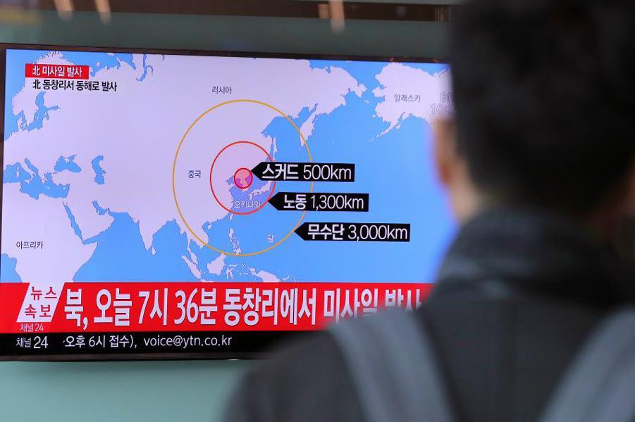 

Nordkorea har avfyrat fyra ballistiska robotar från en bas i Tongchang-ri, som ligger nära Nordkoreas gräns mot Kina. Tre av robotarna landade i havet inom Japans ekonomiska zon. Foto: Lee Jin-man/AP/TT                                                                                        